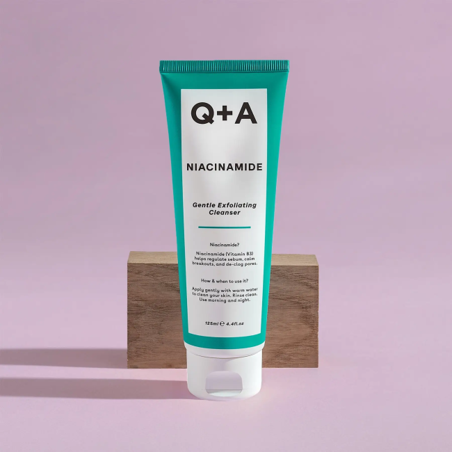 Q+A – Очищувальний засіб для обличчя Niacinamide Gentle Exfoliating Cleanser
