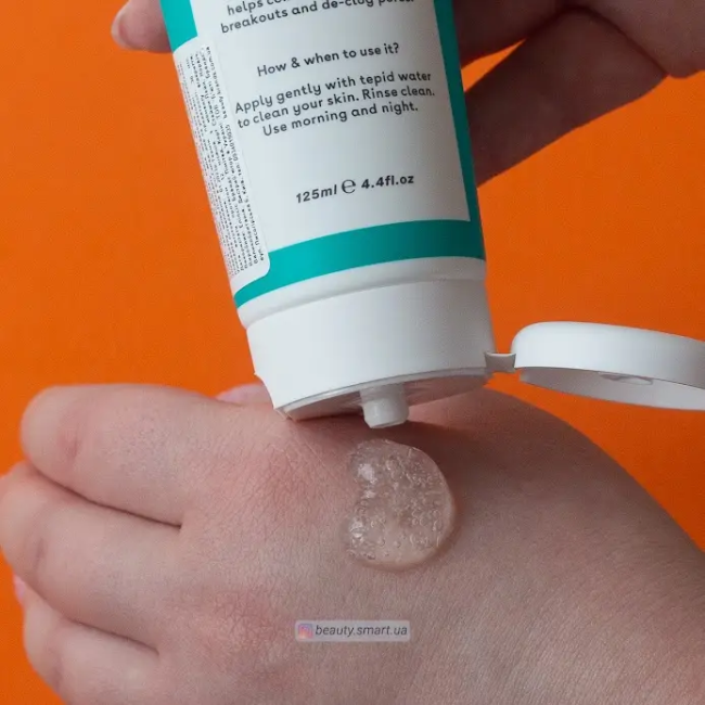 Q+A – Очищувальний засіб для обличчя Niacinamide Gentle Exfoliating Cleanser