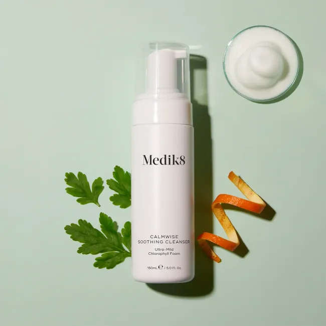 CALMWISE™ SOOTHING CLEANSER Medik8 - Очищаюча пінка для чутливої шкіри