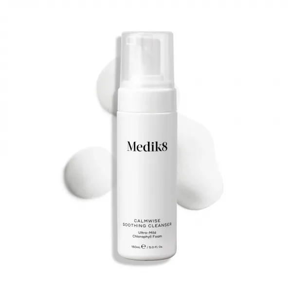 CALMWISE™ SOOTHING CLEANSER Medik8 - Очищаюча пінка для чутливої шкіри