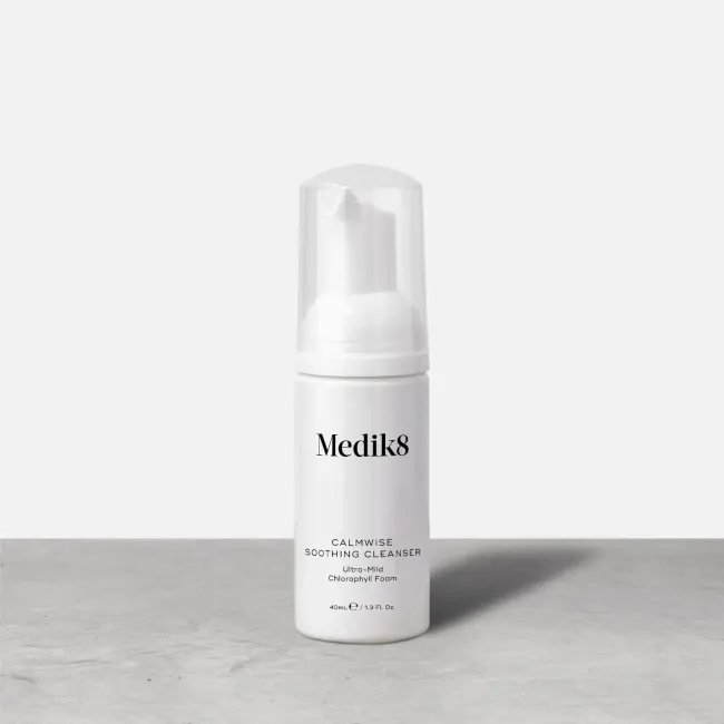 CALMWISE™ SOOTHING CLEANSER Medik8 - Очищаюча пінка для чутливої шкіри