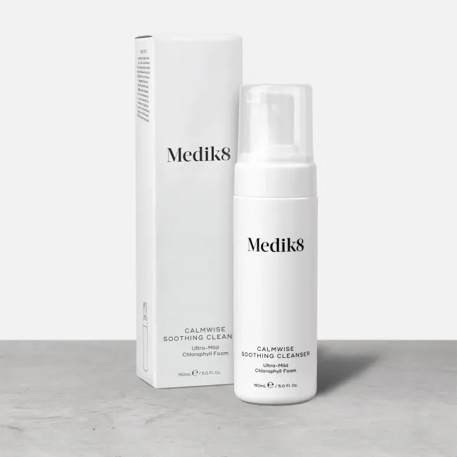 CALMWISE™ SOOTHING CLEANSER Medik8 - Очищаюча пінка для чутливої шкіри