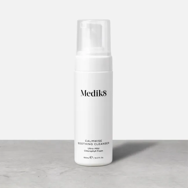 CALMWISE™ SOOTHING CLEANSER Medik8 - Очищаюча пінка для чутливої шкіри